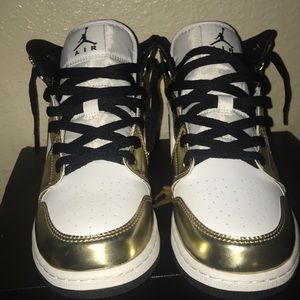 AIR JORDAN 1 MID /METALIC GOLD/WHITE/BLACK
